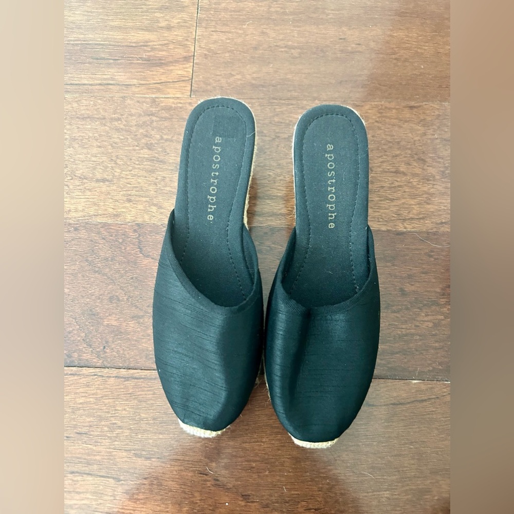 Apostrophe Women's Classic Boho Hippie Black & Tan Heeled Slip On Shoes Sz 8
